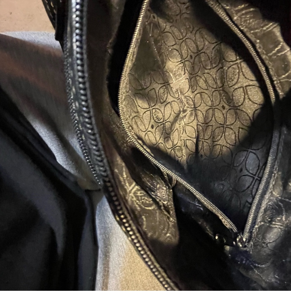 A Fossil crossbody with lots of pockets - Picture 8 of 12